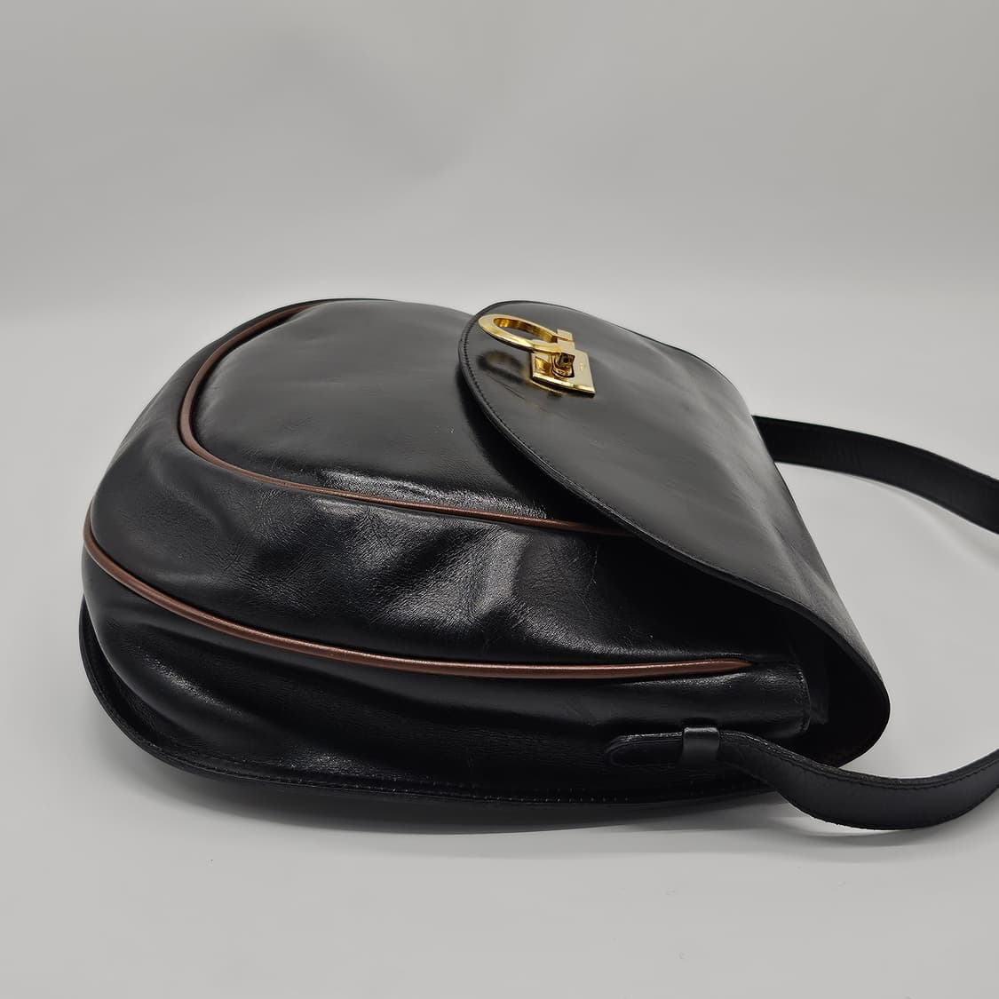 정품 페라가모 숄더크로스백 상품이미지5