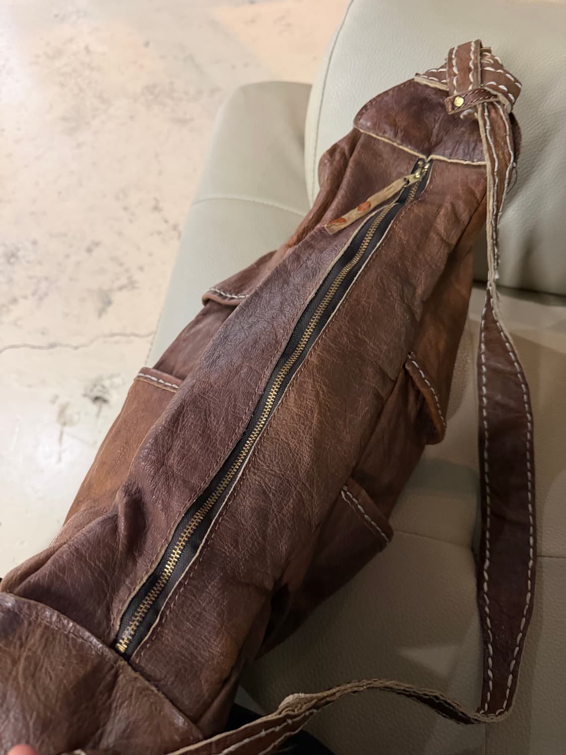 Distressed real leather crescent bag 상품이미지5