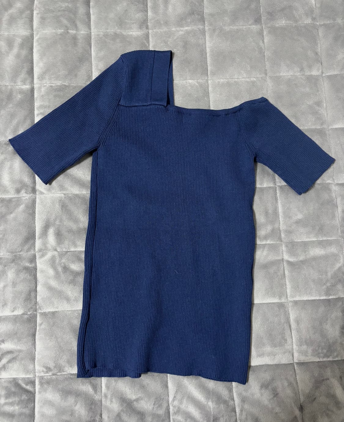 아워캐비넷 네이비 오프 반팔 니트 상품이미지3