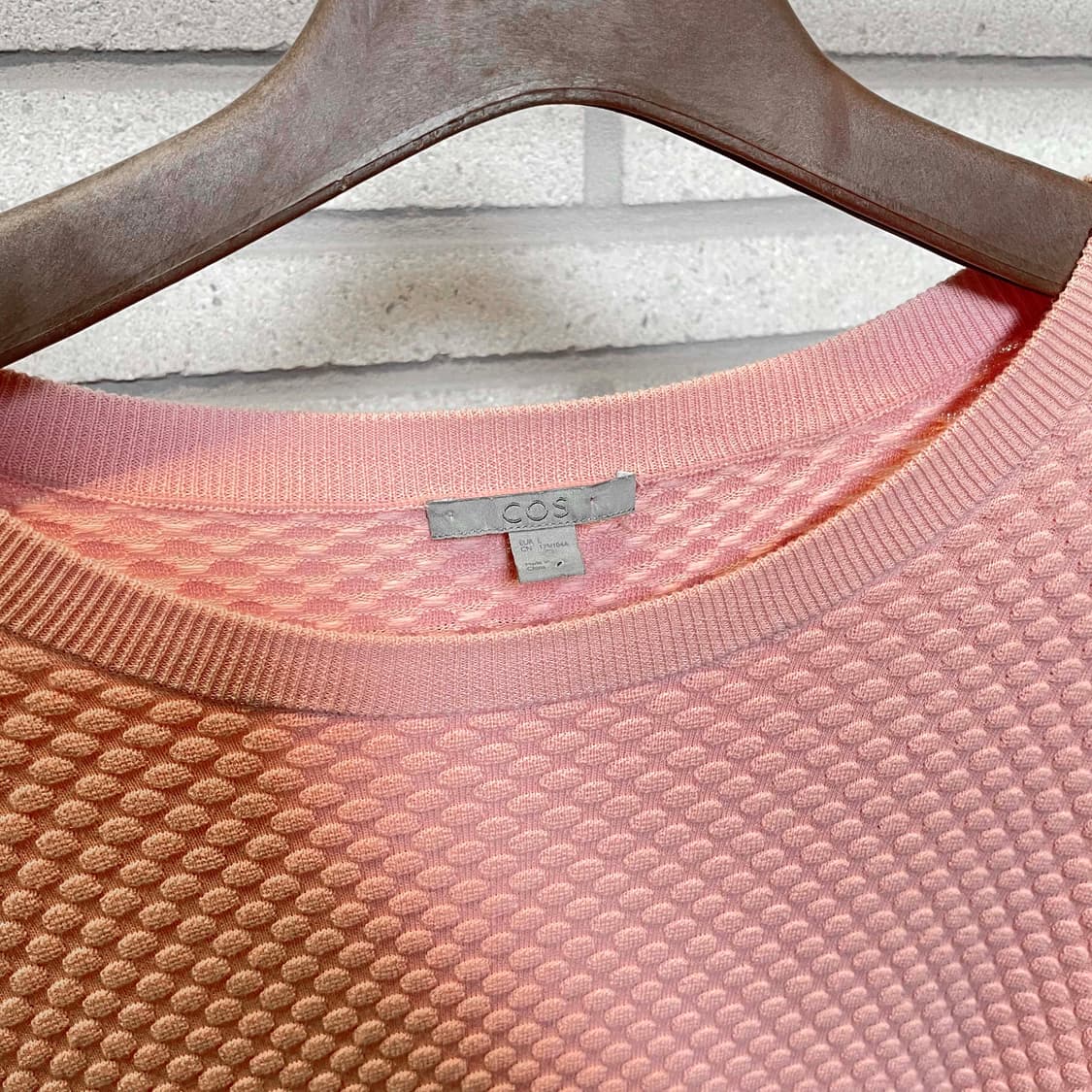 코스 와플 맨투맨 티셔츠 엠보싱 텍스쳐 플레어 핏 디테일 핑크 상품이미지6