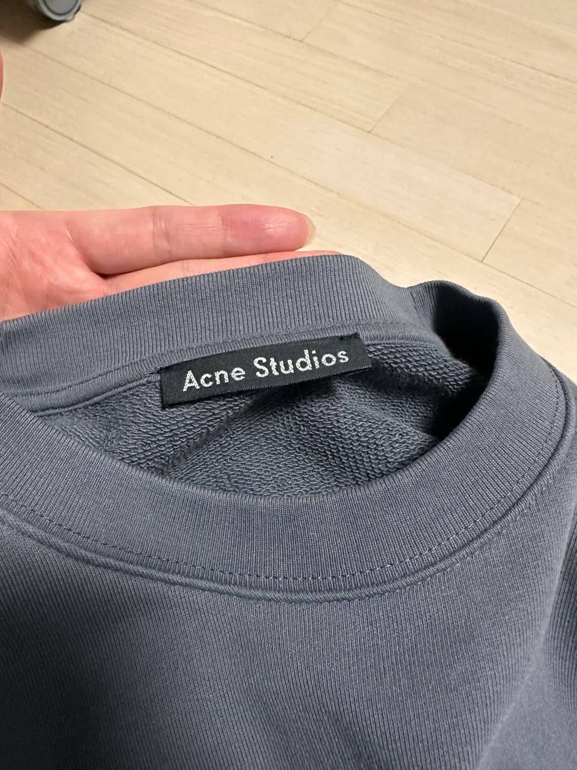 아크네 포바 맨투맨 스톤색상 상품이미지3