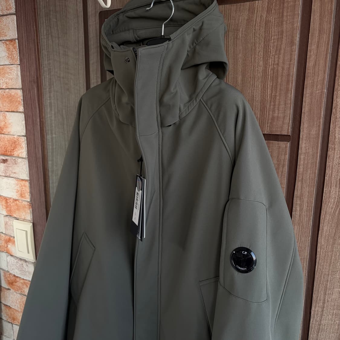 [새상품]CP컴퍼니 씨피컴퍼니 렌즈 로고 후드 롱 자켓 카키 상품이미지1