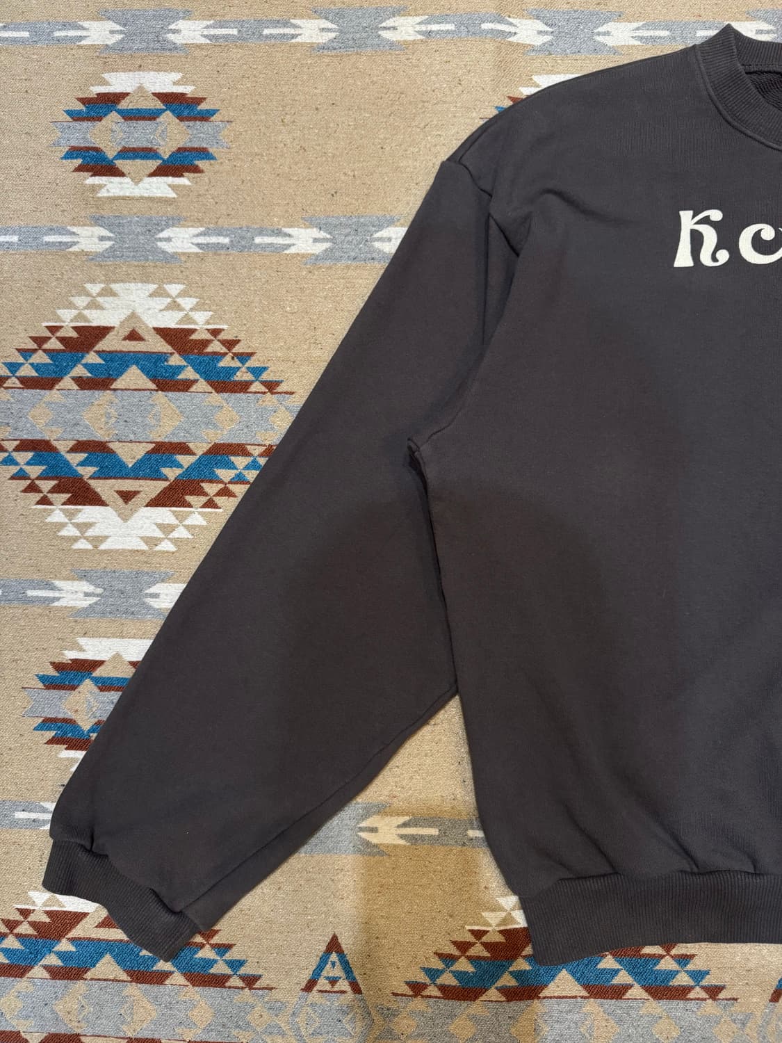 [4][XL] 캐피탈 30 크루 스웨트셔츠 쿠키 패치 잉크 블랙 상품이미지3