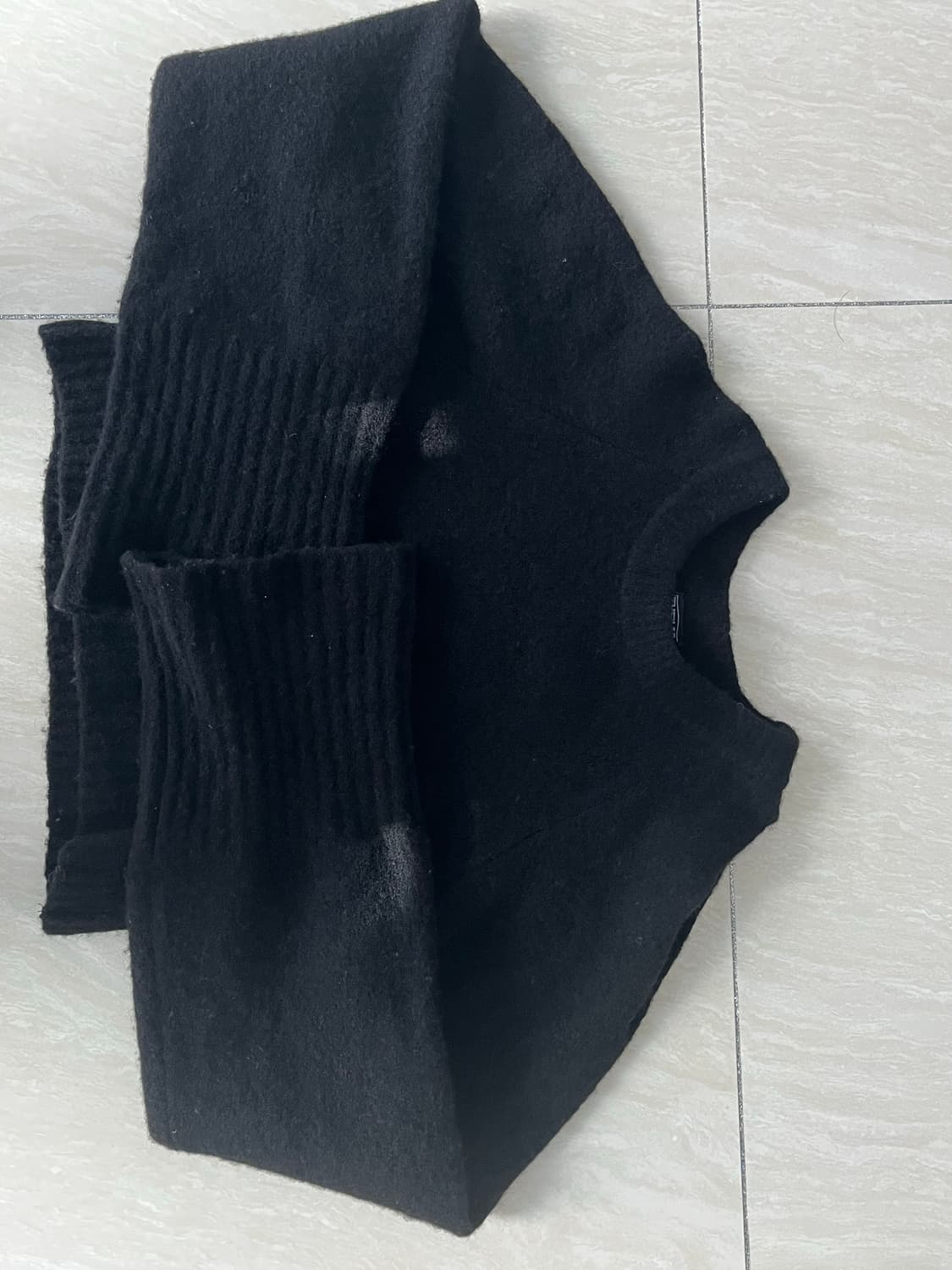 더일마 컷아웃 오프숄더니트 크롭니트 상품이미지1