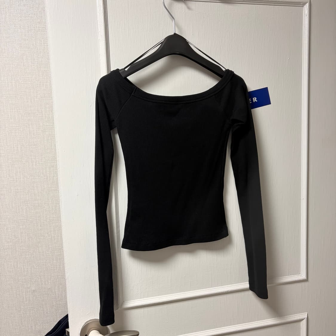 글로니 G OFF SHOULDER LONG SLEEVE 티셔츠 (블랙 / 상품이미지5