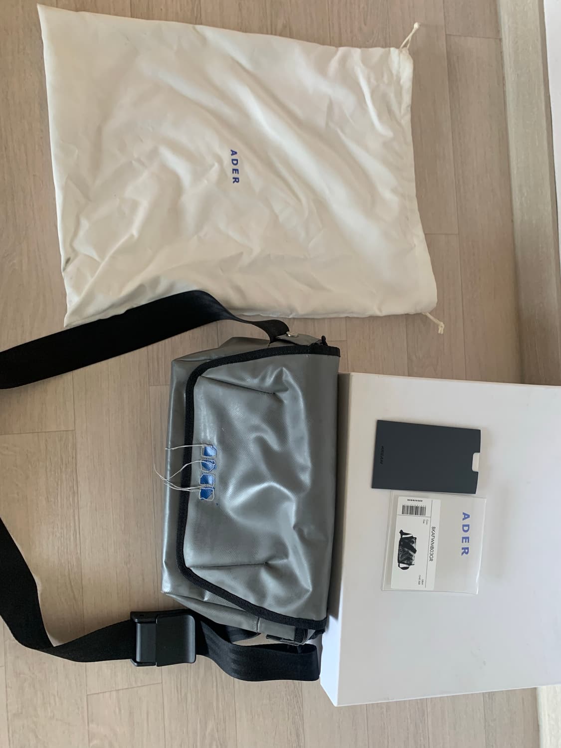 아더에러 크로스바디백 그레이 상품이미지2