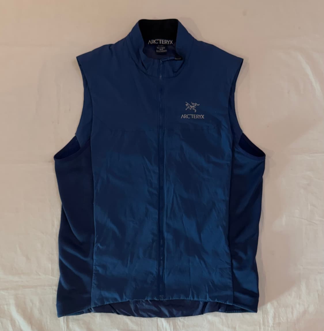 아크테릭스 아톰 경량패딩 베스트 네이비 상품이미지1