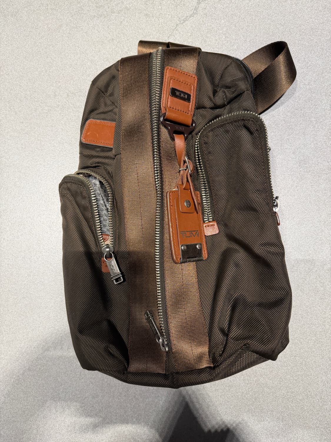 투미 정품 알파 브라보 슬링백 브라운 상품이미지1