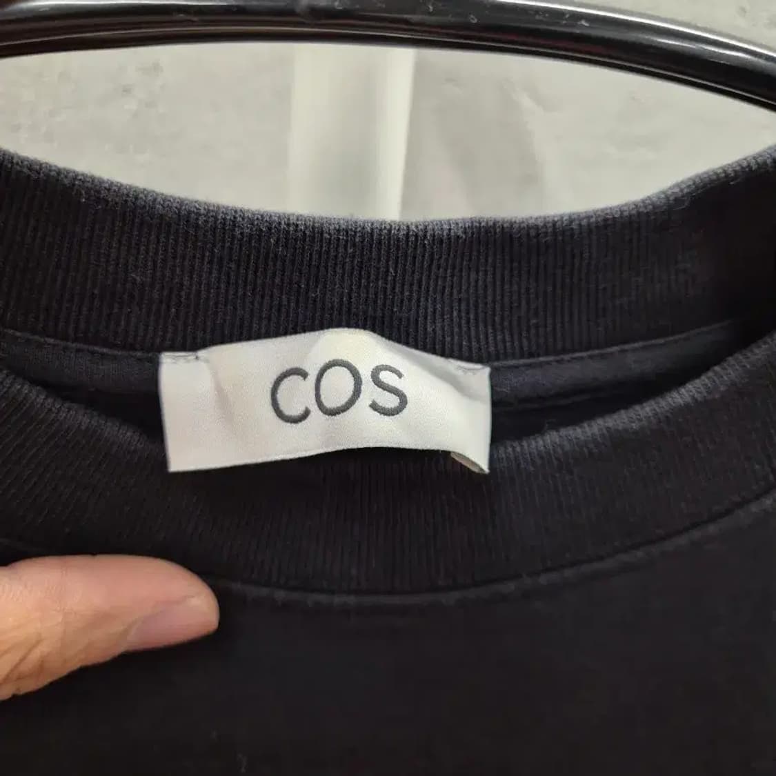 COS 기본 반팔티 블랙 S 상품이미지3