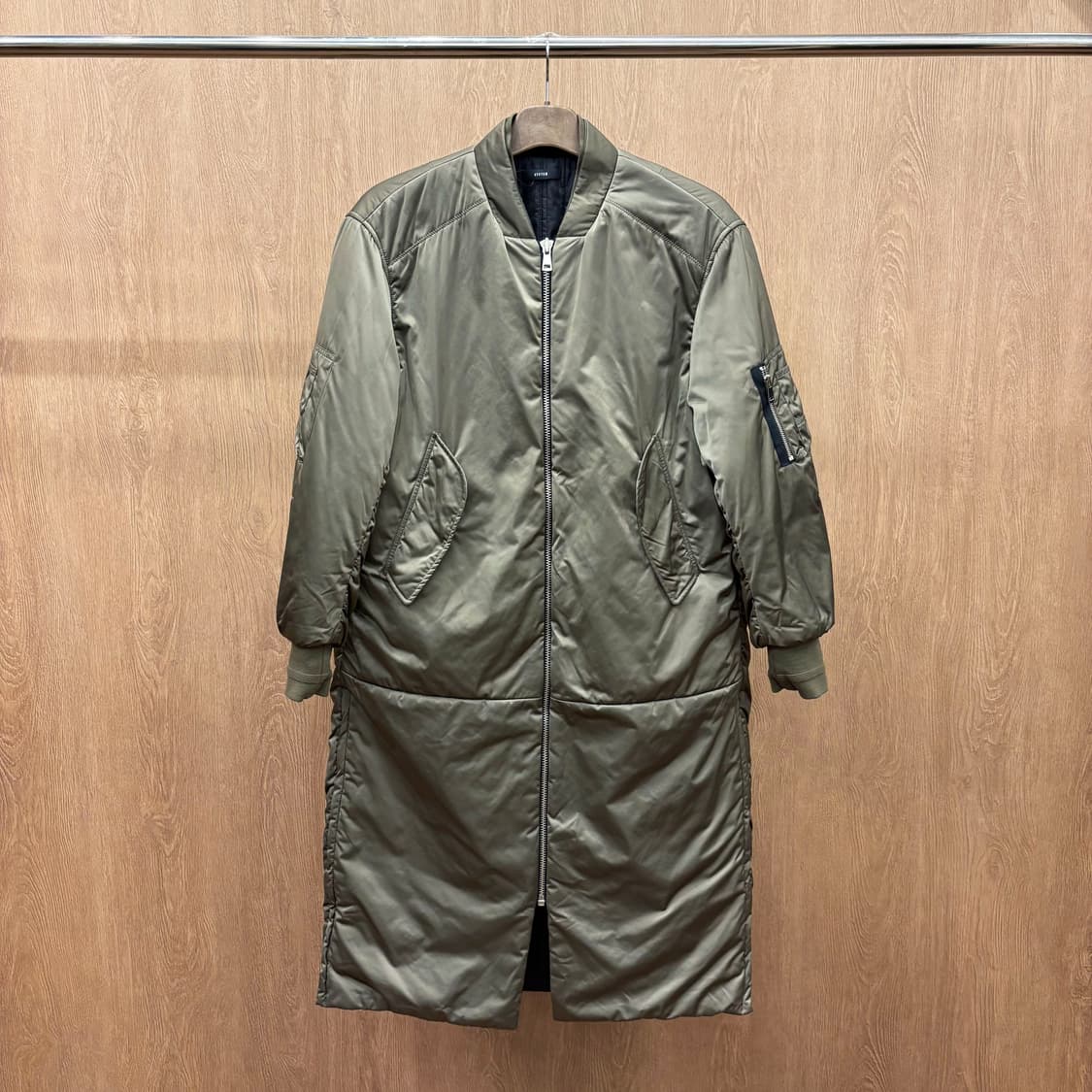 시스템 롱 패딩 자켓 미니멀 밀리터리 투웨이 소매 지퍼 포켓 디테일 카키 상품이미지2