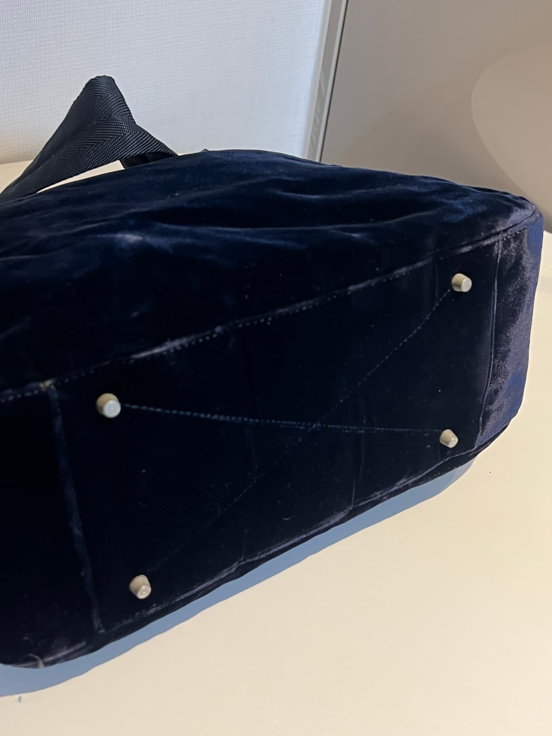 프라다 블루 벨벳 숄더백 상품이미지5