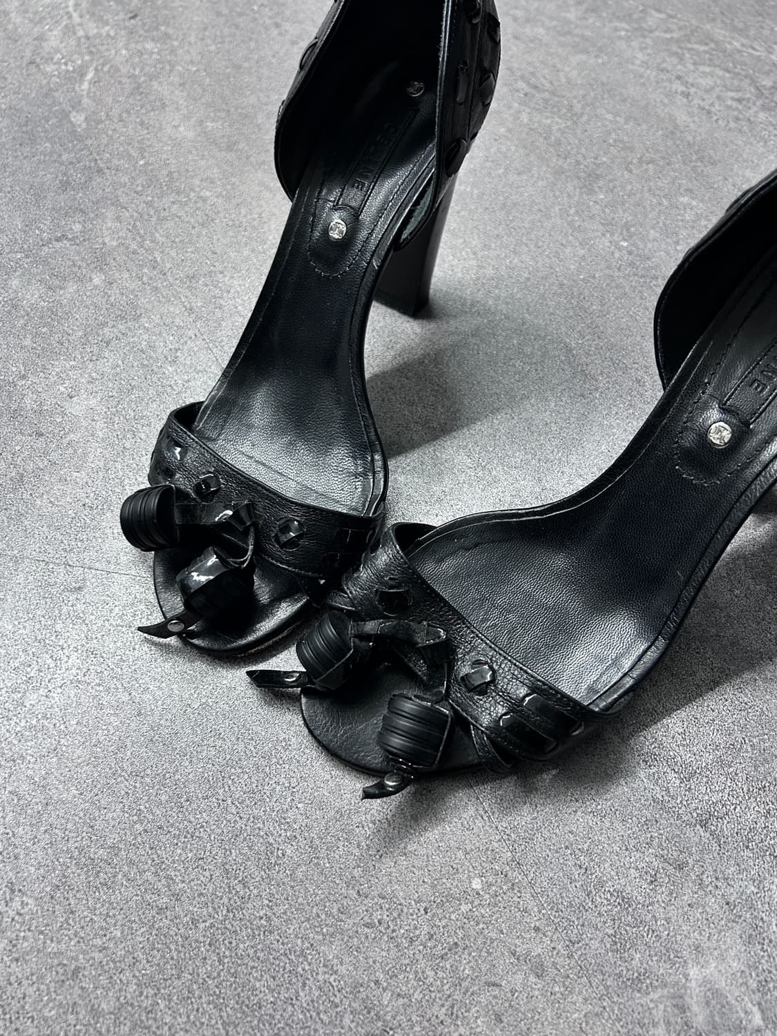 셀린느 레더 노트 샌달 펌프스  상품이미지1