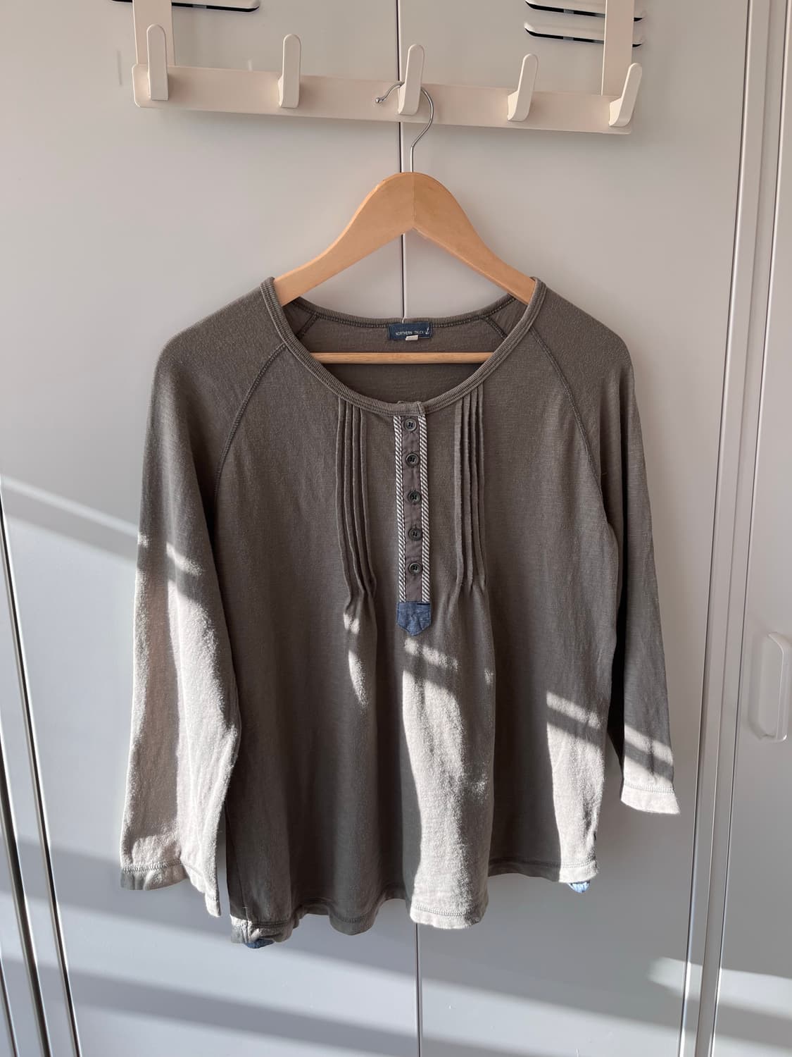 Northern truck 카키 핀턱 단추 롱 슬리브 상품이미지7