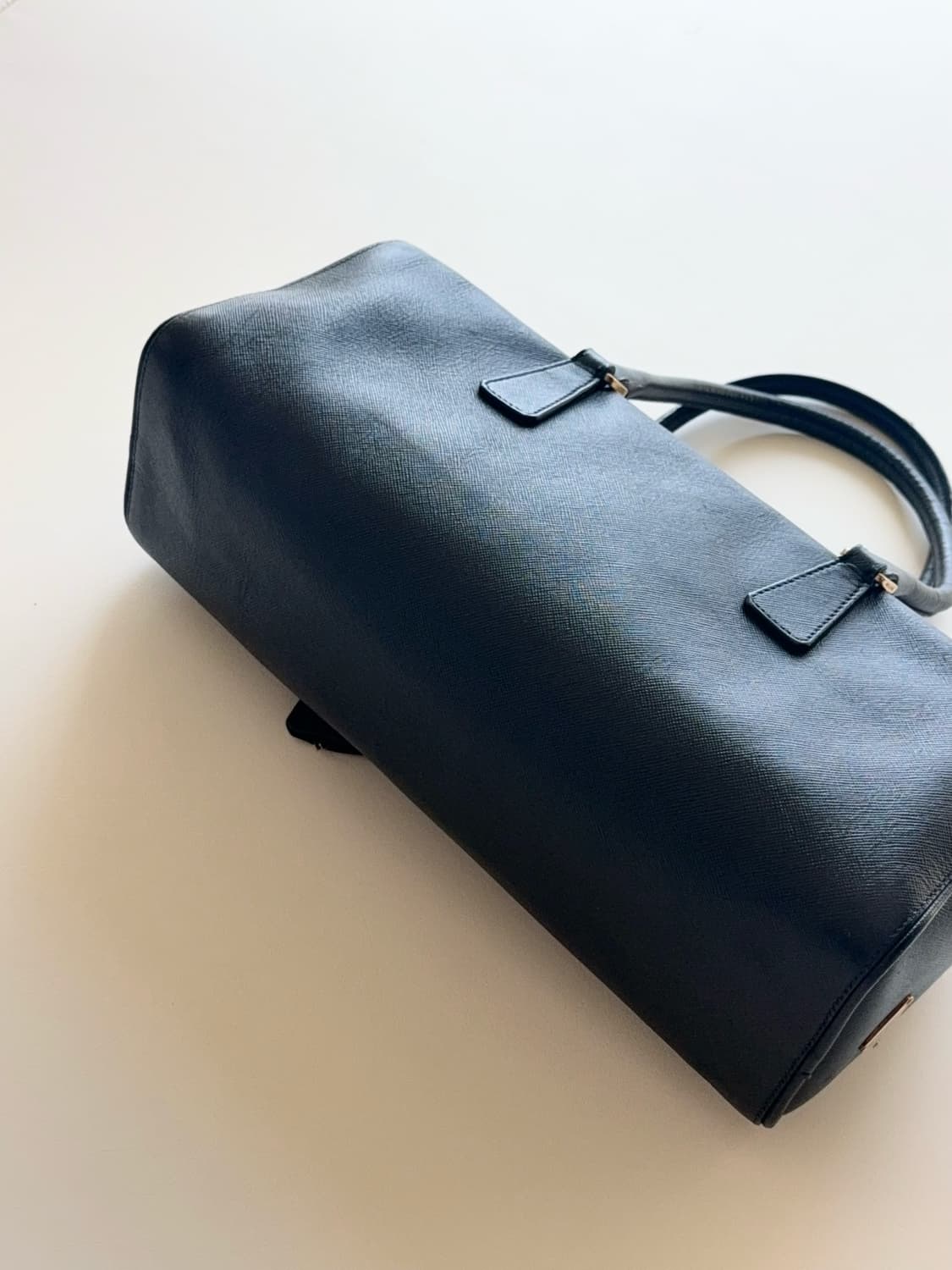 프라다 삼각 로고 가죽 바게트 숄더백 상품이미지4