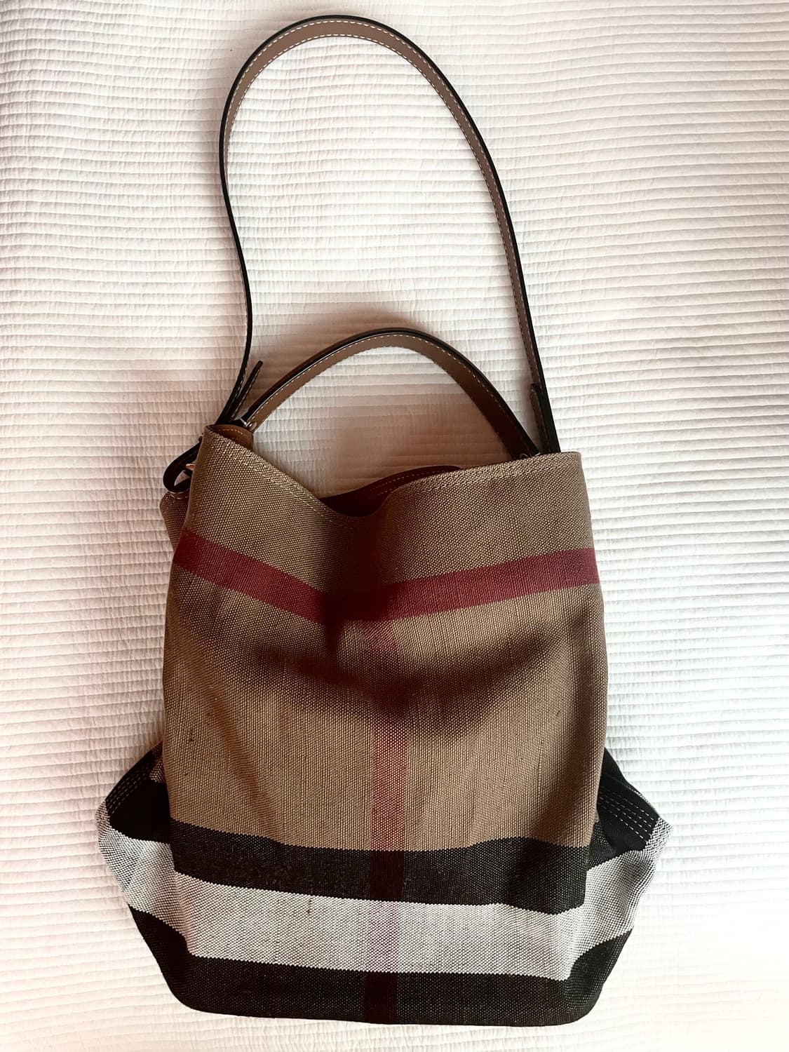 [새 상품] 버버리 애쉬비 호보백 상품이미지1