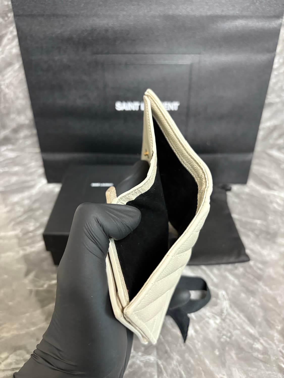 입생로랑 마틀라세 금장로고 반지갑 상품이미지5