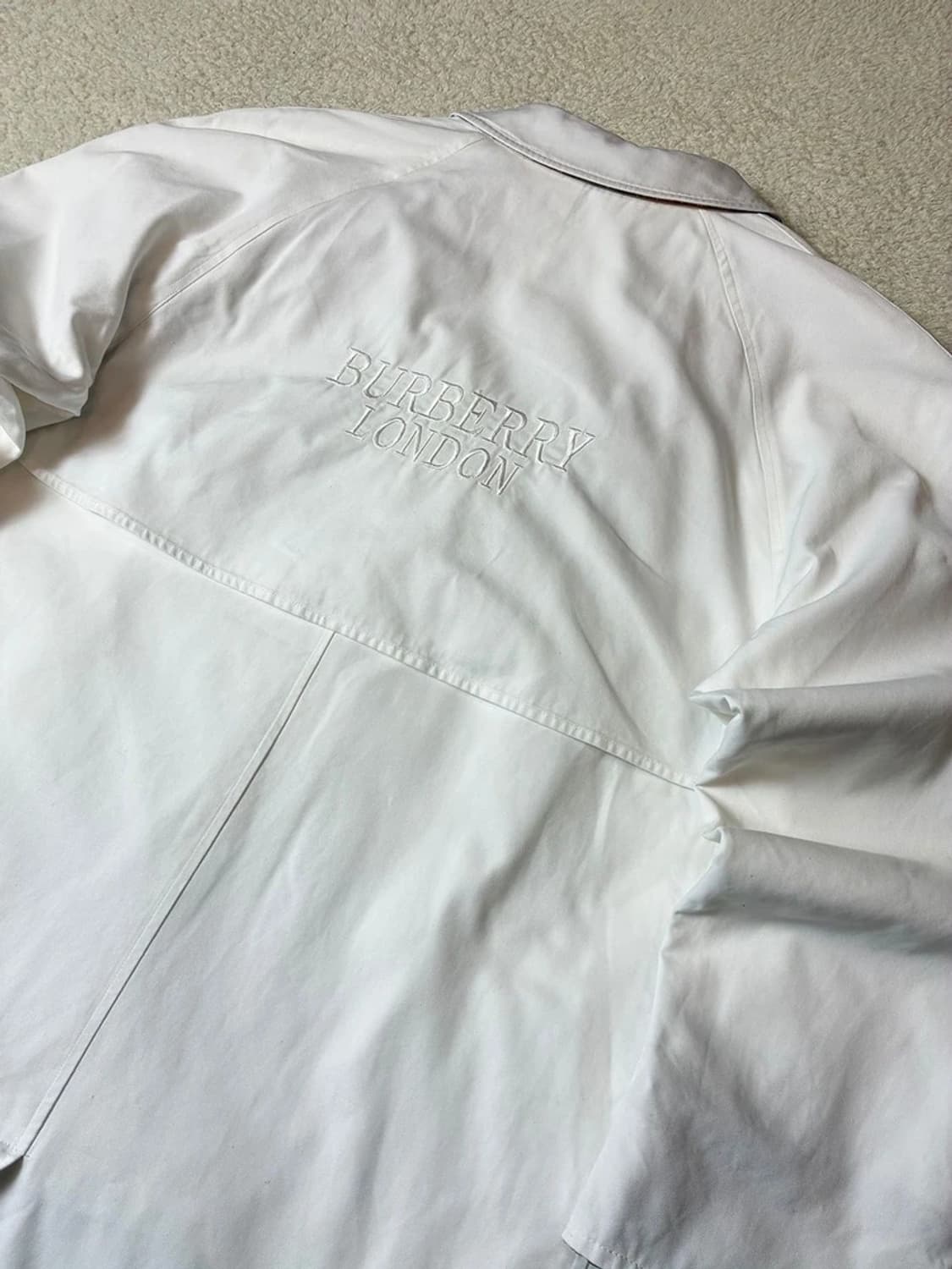 버버리 90's 백 자수로고 트렌치 코트 PN7548 상품이미지2
