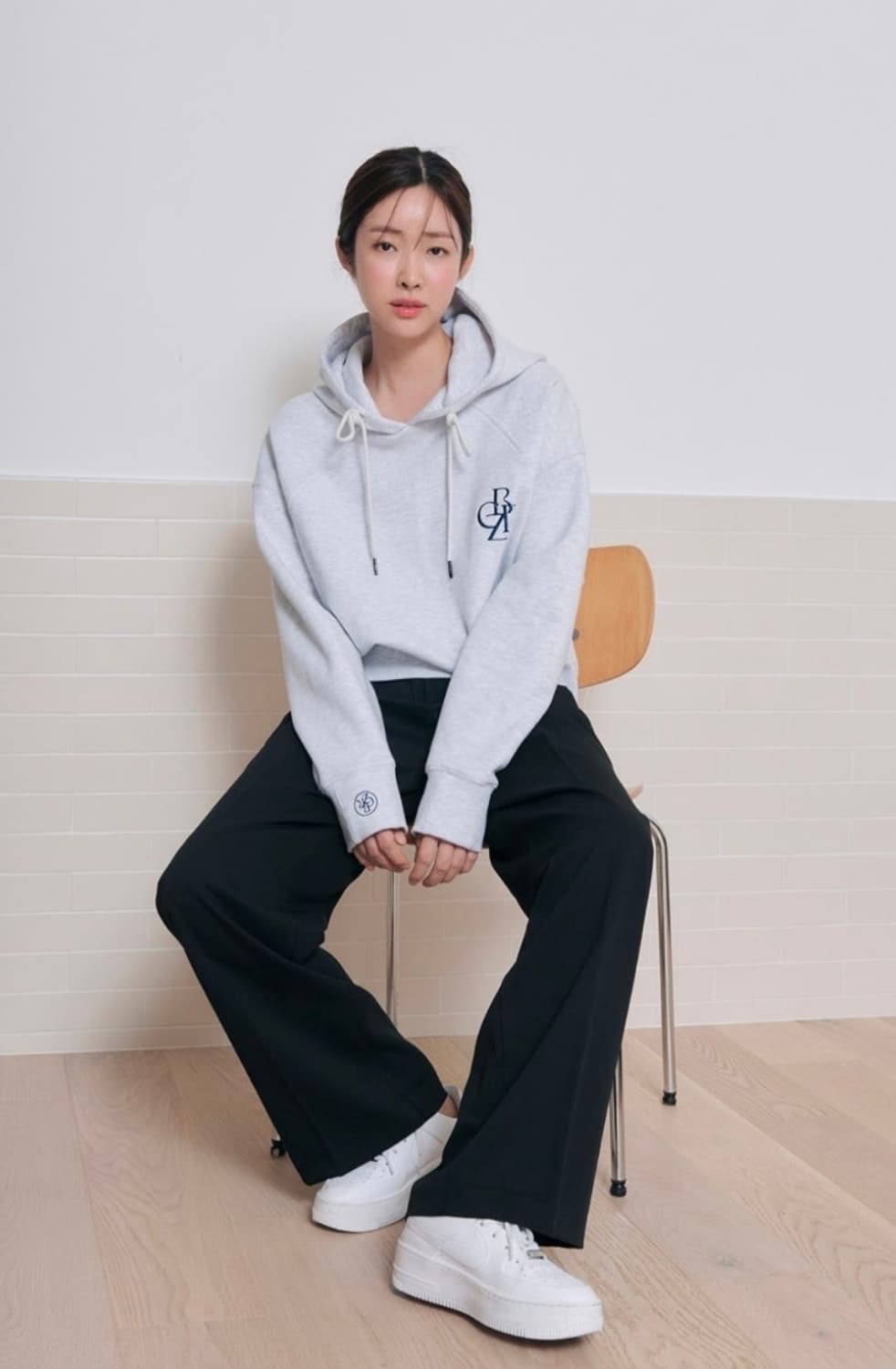 (차정원 착용)시티브리즈 기모 로고 자수 후드티 상품이미지4