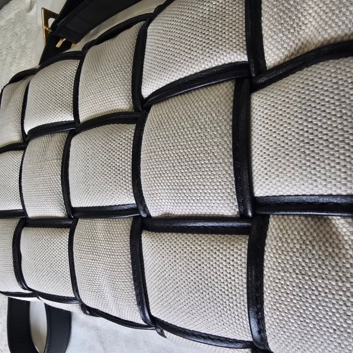 [중고/정품] 보테가 베네타 패디드 카세트백 상품이미지5