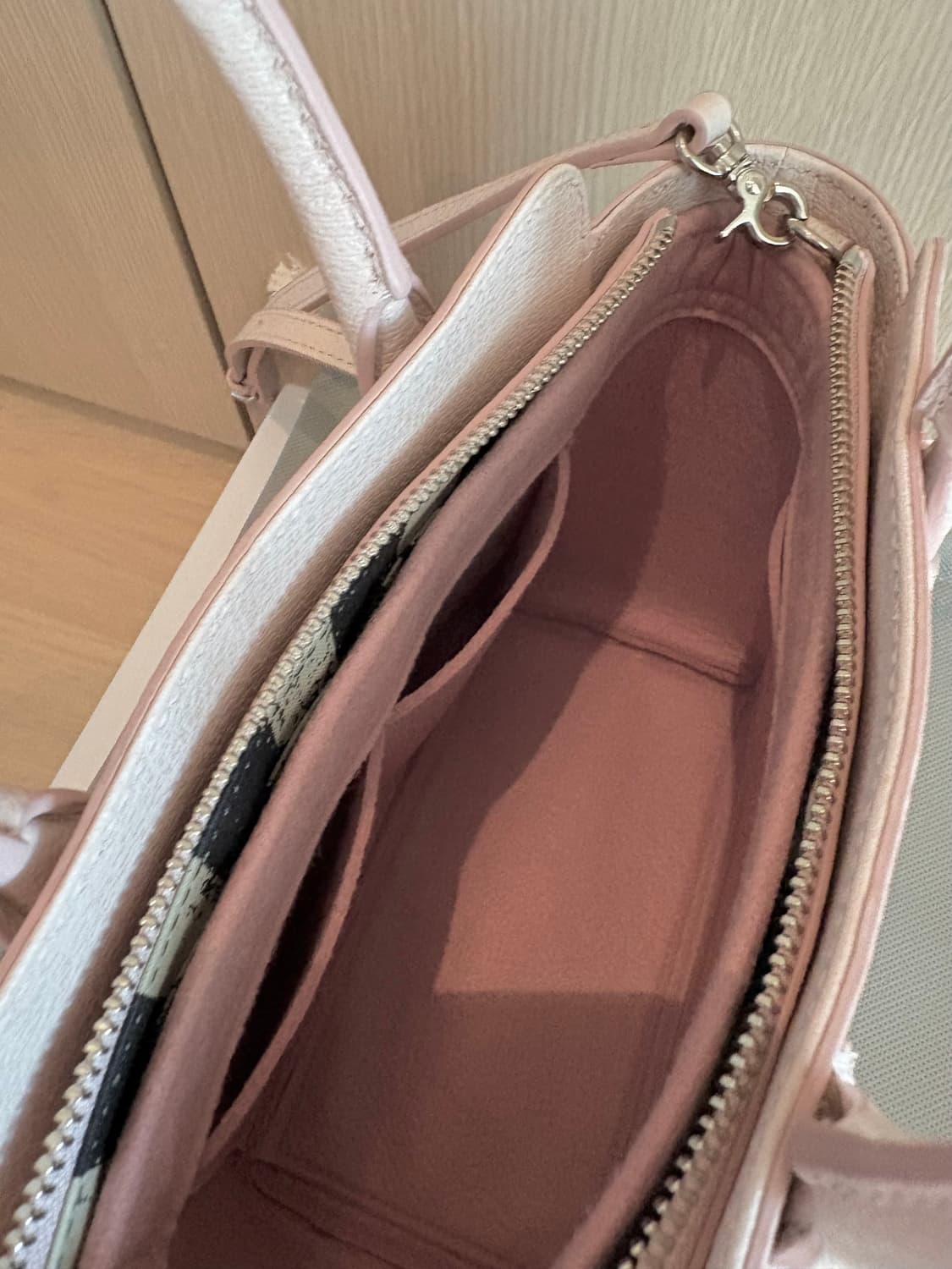 비비안웨스트우드 executive 토트백 M 핑크 상품이미지2