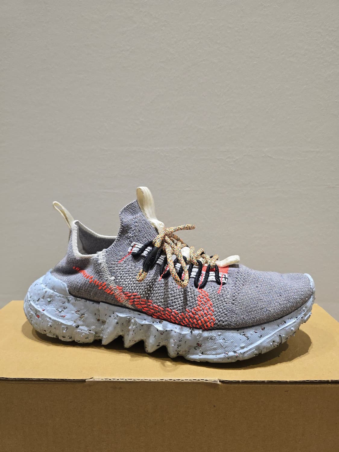 [265] 나이키 스페이스히피01 배스트 그레이 하이퍼 크림슨 상품이미지1