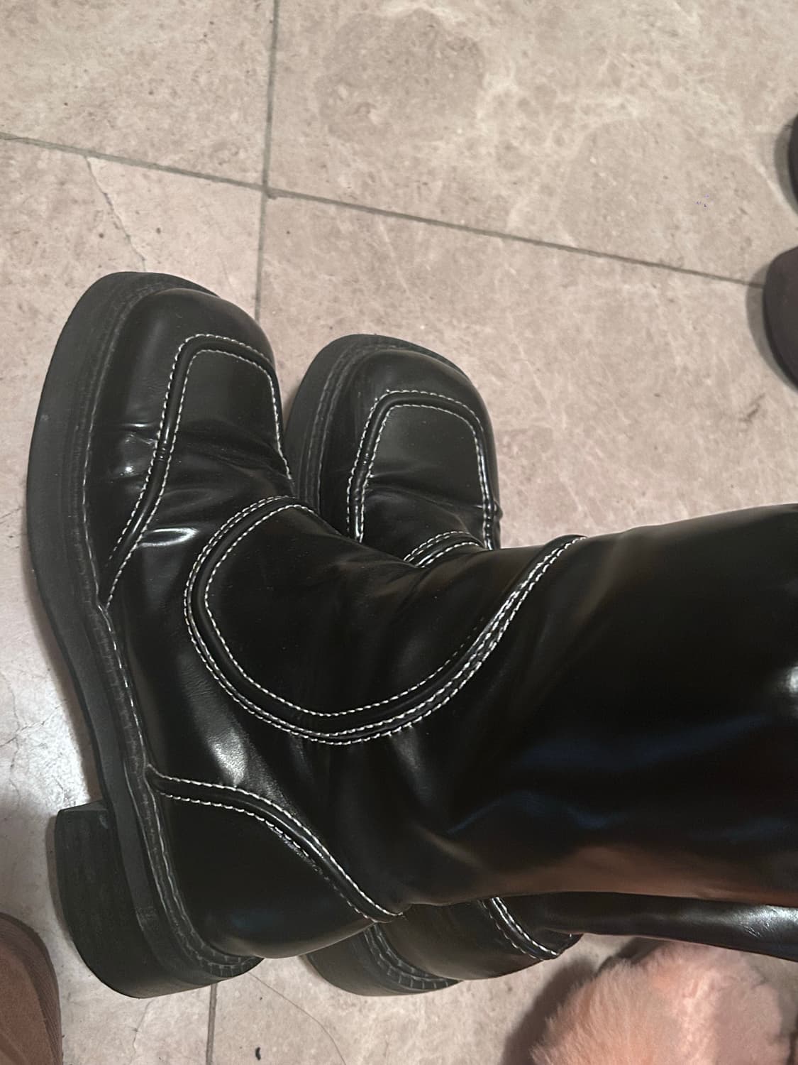 ATT 에이티티 스티치 라인 스퀘어 부츠 블랙 엔믹스 스테이씨 착용 상품이미지5