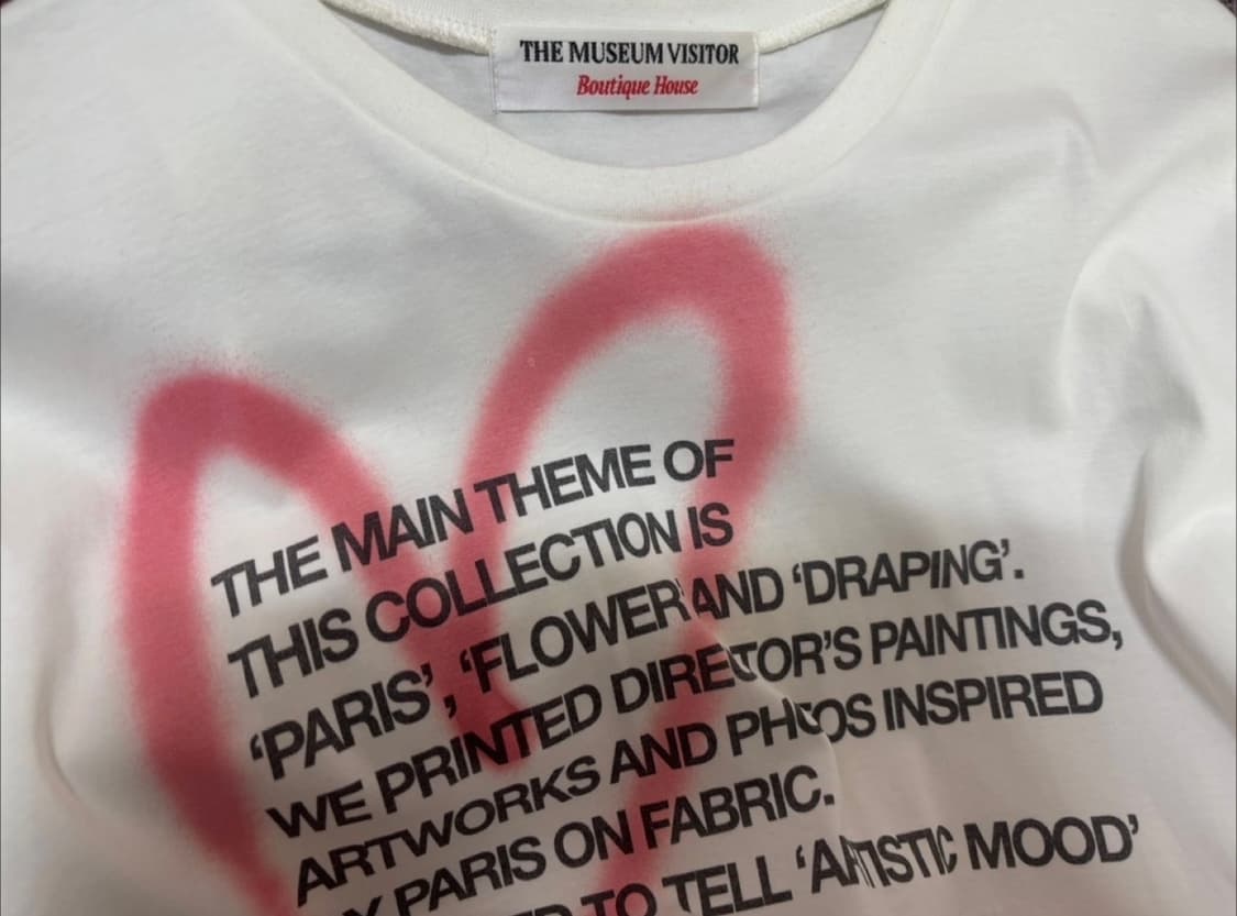 더뮤지엄비지터 하트 스프레이드 반팔 티셔츠 2사이즈 상품이미지1