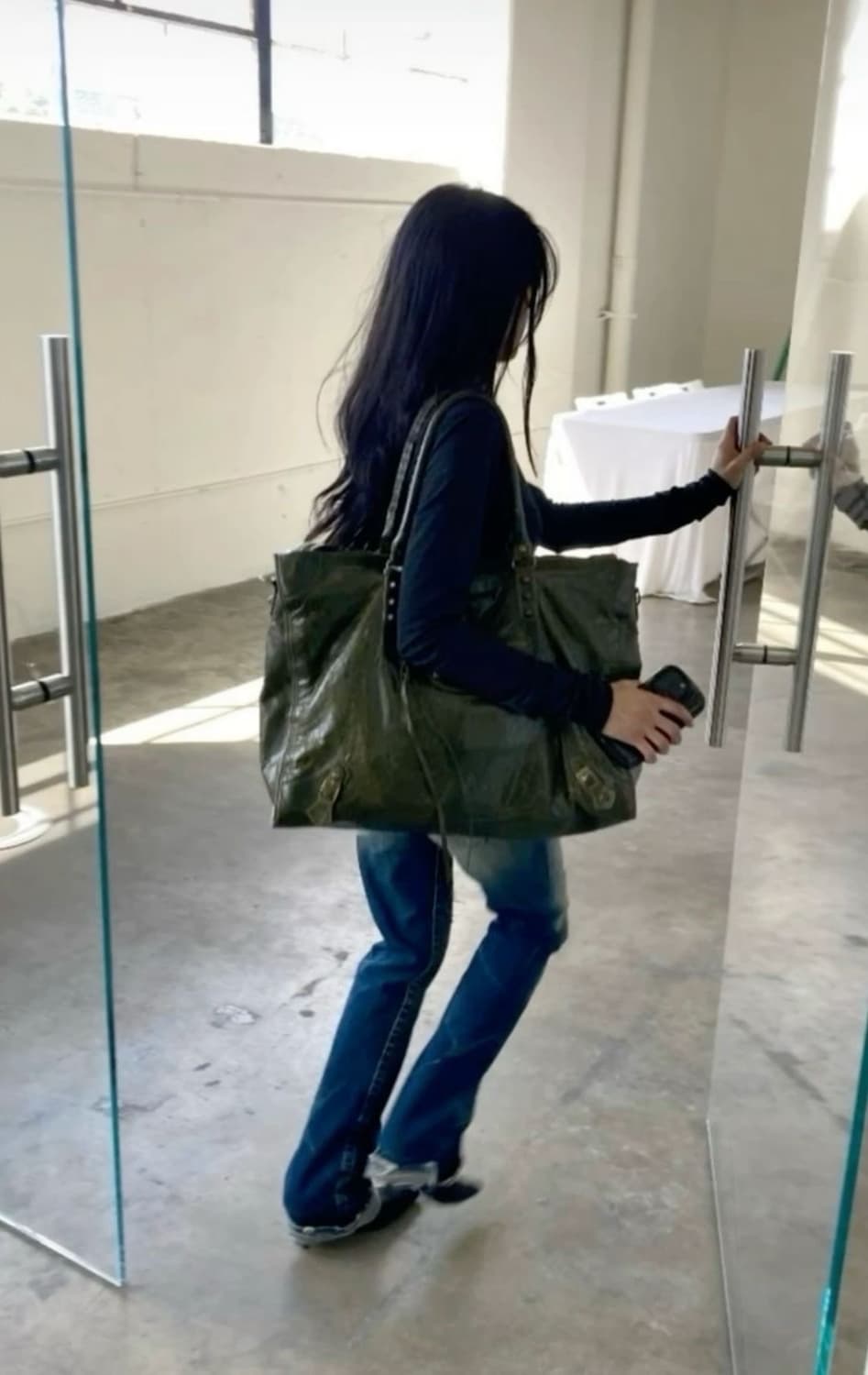 발렌시아가 클래식 모터백 위켄더 퍼플블루 상품이미지7