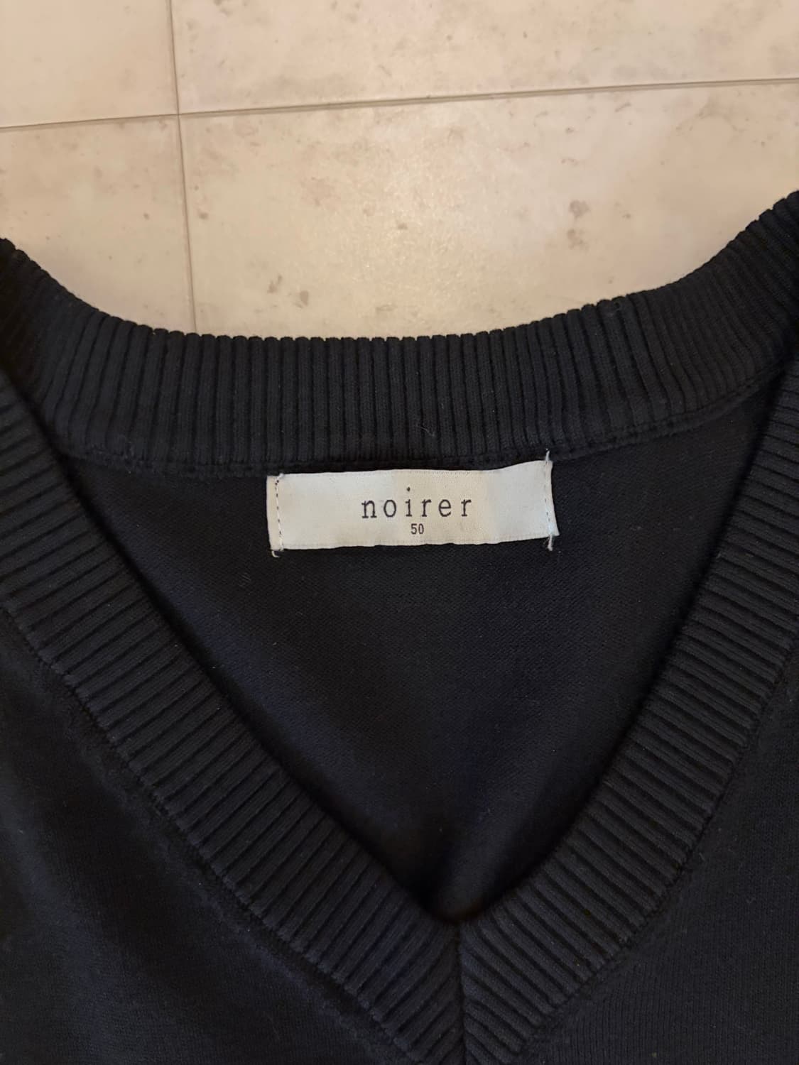 노이어 실키 브이넥 니트 블랙 50사이즈 팝니다 상품이미지3