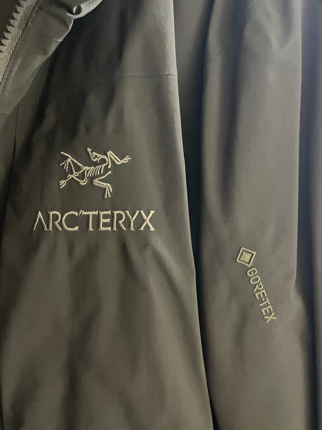 아크테릭스 피션 SV M사이즈 카키색 판매합니다. 상품이미지3