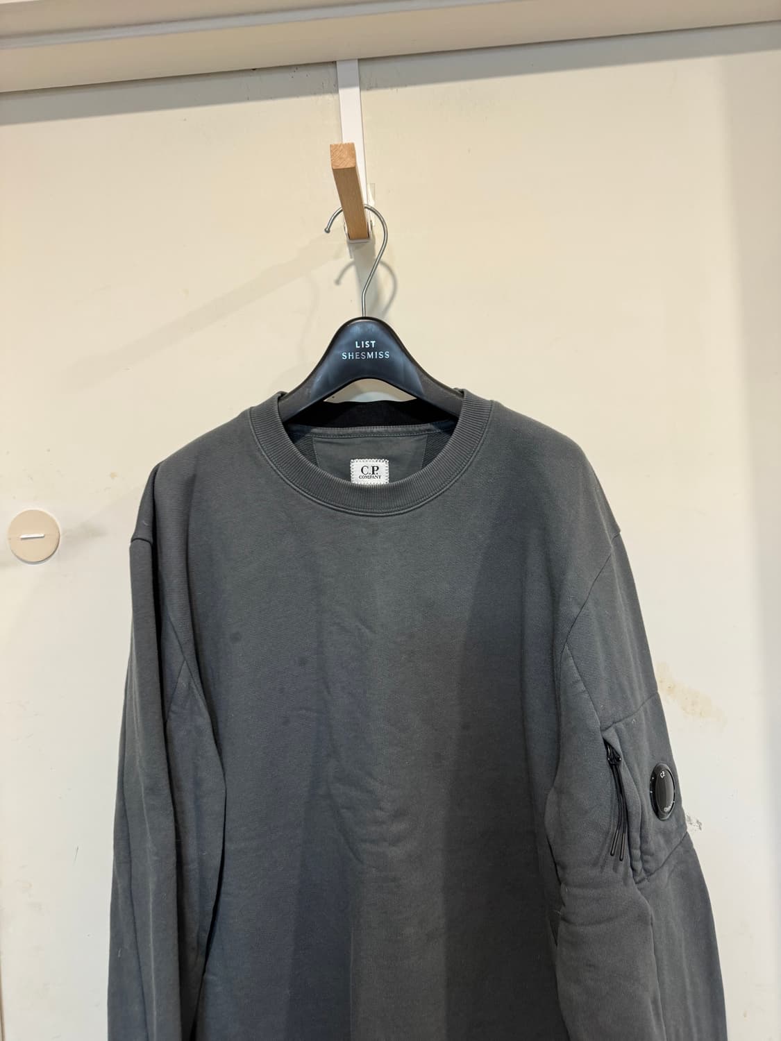 C.P. 컴퍼니(C.P. Company)의 렌즈 와펜 맨투맨 상품이미지3