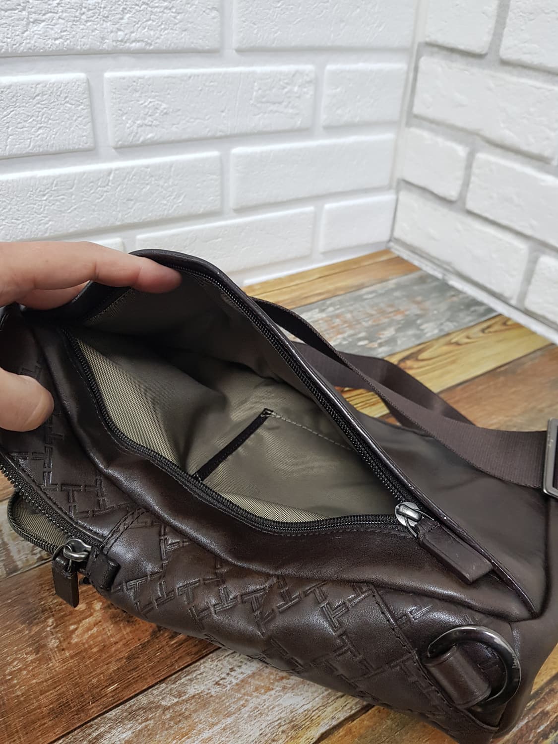 [정품] 투미 티콘 레더 슬링백 다크브라운 상품이미지9