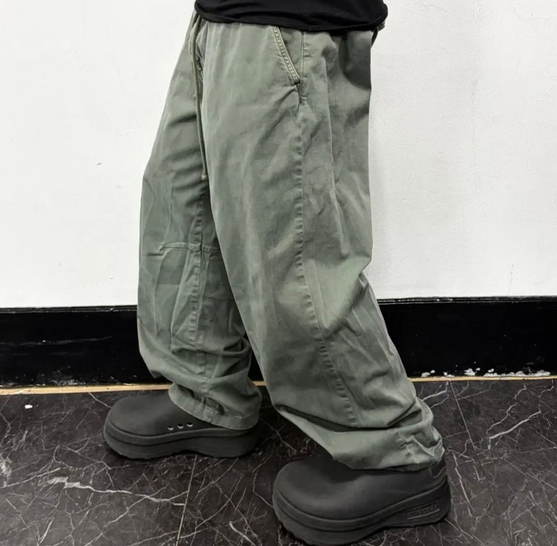 KITH 키스 워시드 코튼 월리스 팬츠 카키 상품이미지1