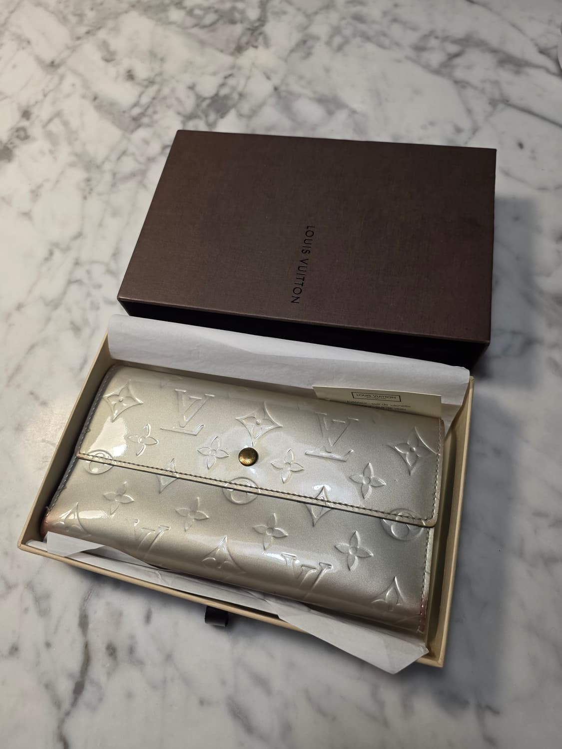 루이비통 베르니 은색 에나멜 장지갑 상품이미지1