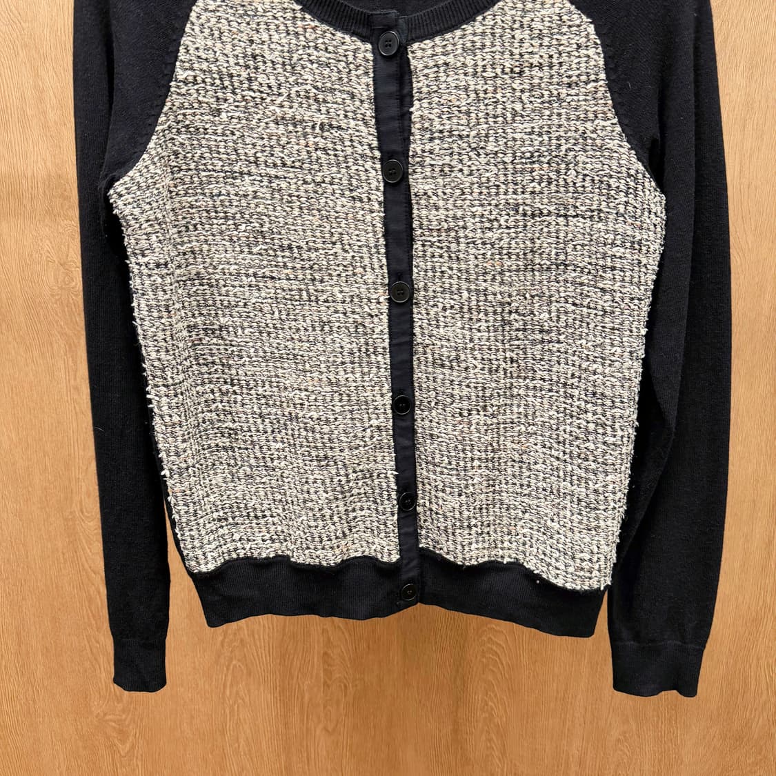 산드로 라운드넥 긴팔 가디건 전면 트위드 믹스 패널 버튼 립 디테일 블랙 상품이미지5