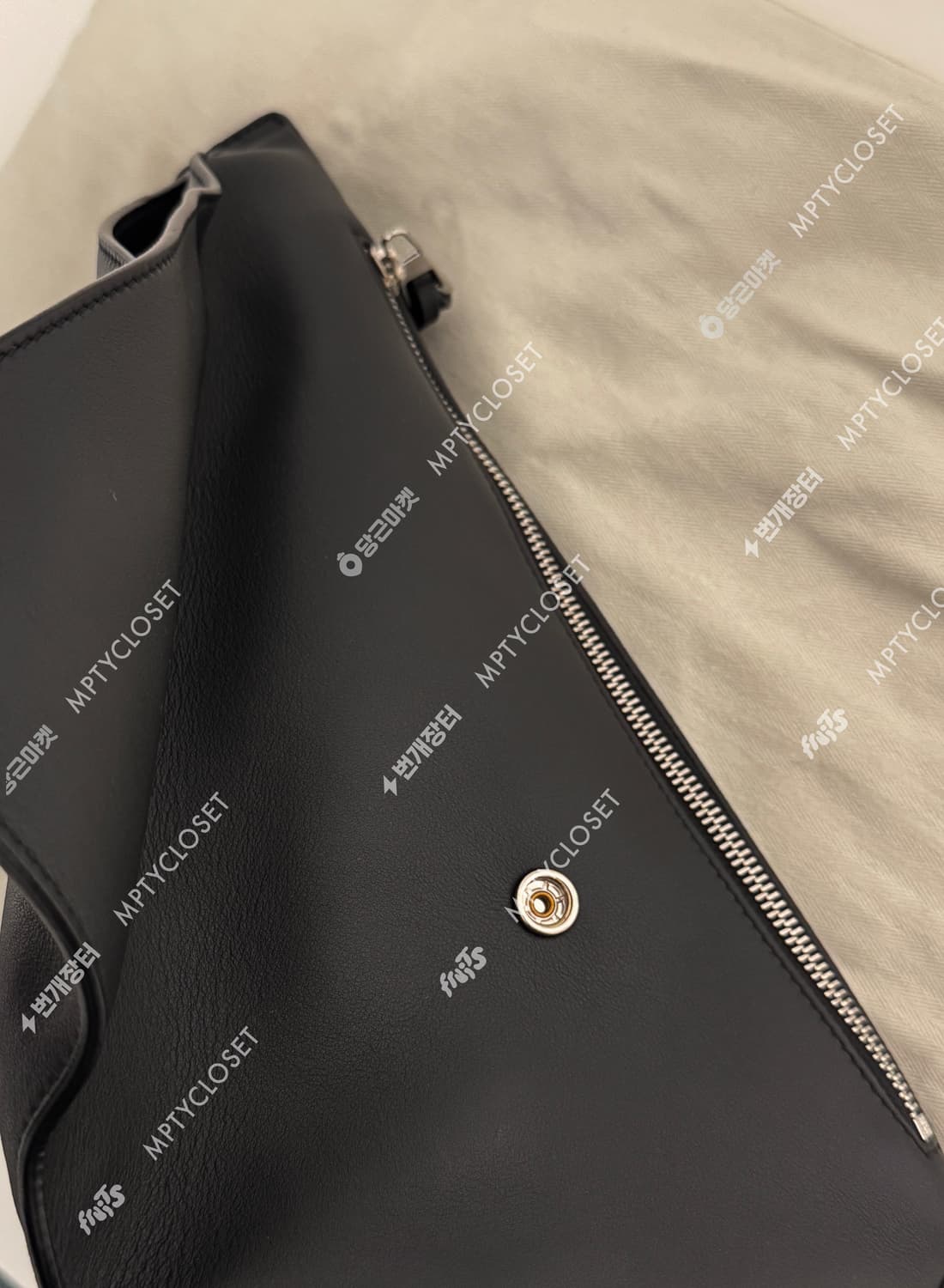 로에베 LOEWE 안톤 슬링백 블랙 카프스킨 상품이미지5