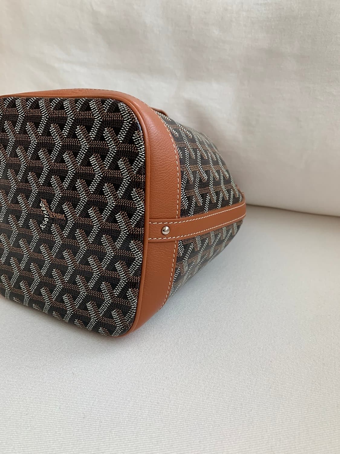 고야드 쁘띠플로 버킷백 블랙탄 상품이미지7