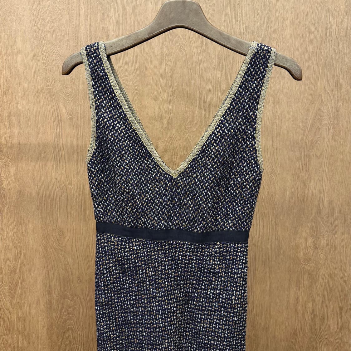 프라다 브이넥 슬리브리스 원피스 트위드 머메이드 실루엣 디테일 브라운 상품이미지4