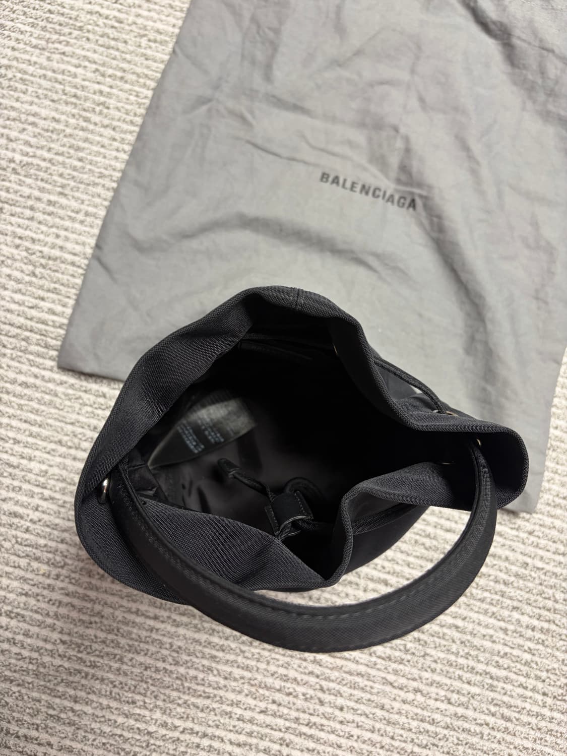 (새상품급) 발렌시아가 휠 버킷백 xs 드로우스트링 상품이미지4