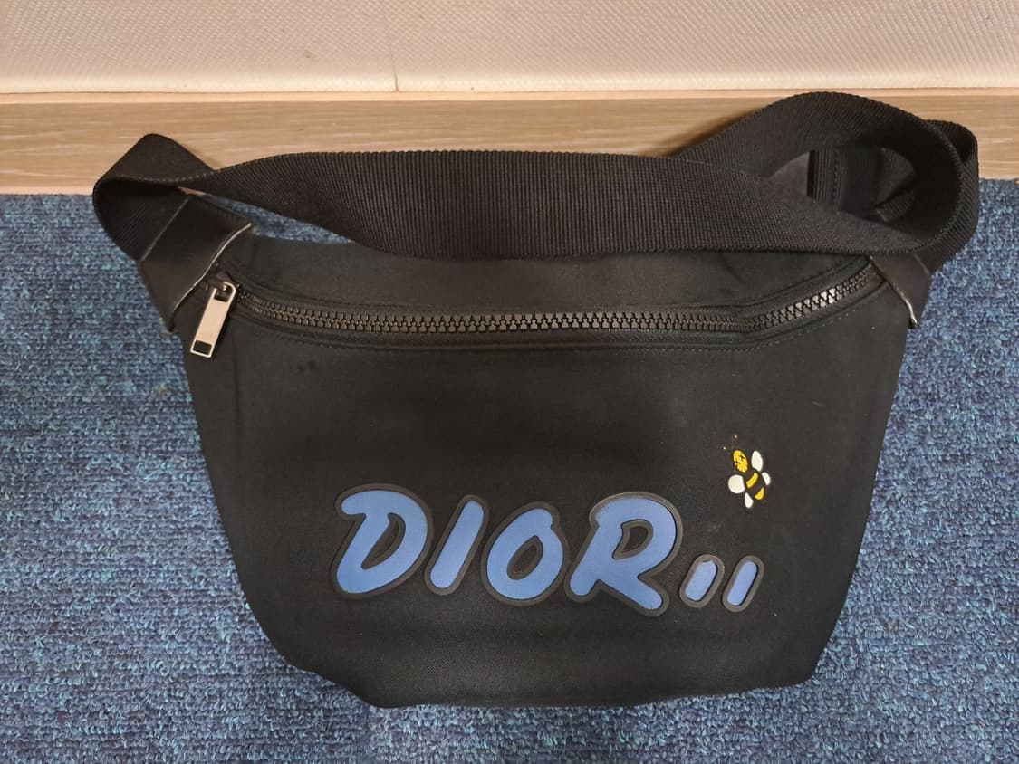 DIOR X KAWS 힙색 보디백 가방(디올 킴존스 카우스) 상품이미지1