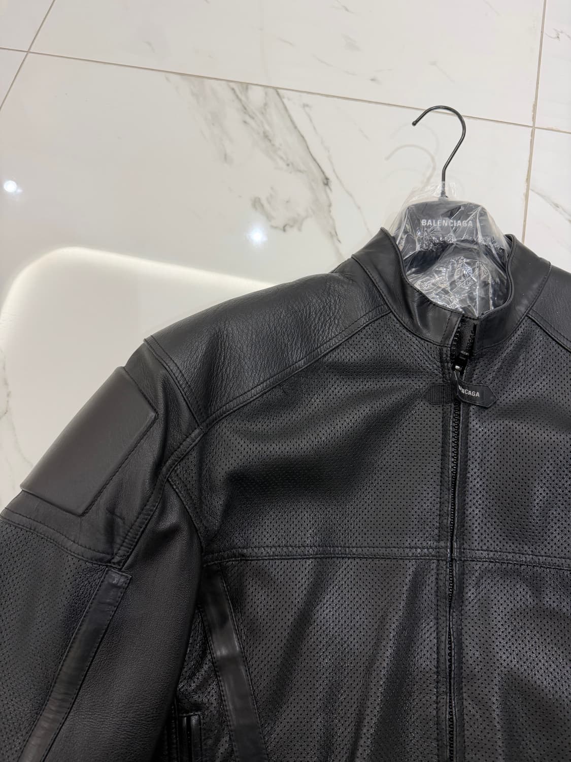 발렌시아가 퍼포레이티드 레더 재킷 상품이미지7