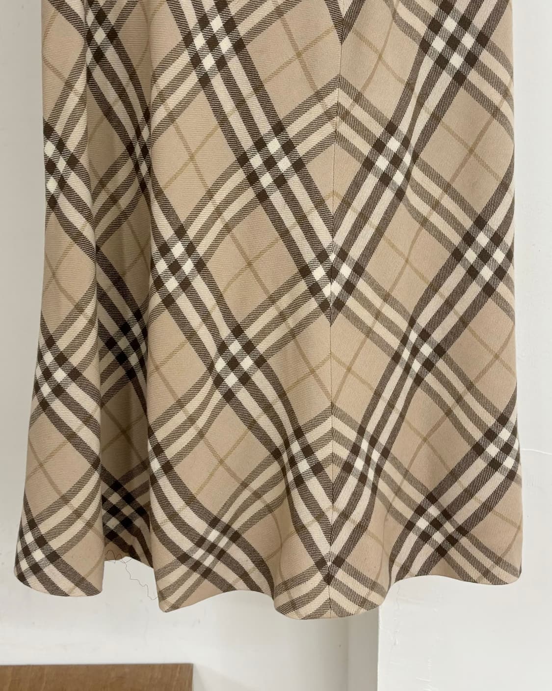 버버리 런던 베이지 노바체크 미디스커트  상품이미지3