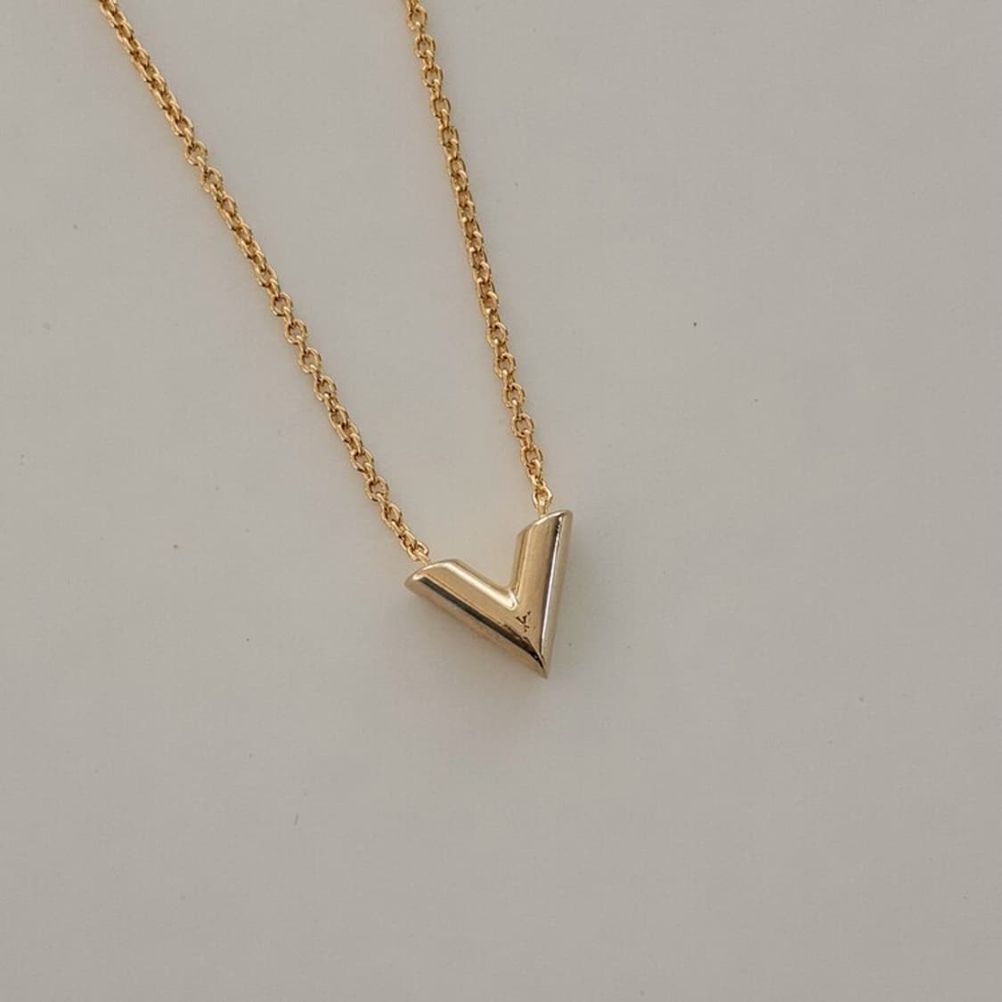 루이비통 에센셜 V 목걸이 상품이미지8