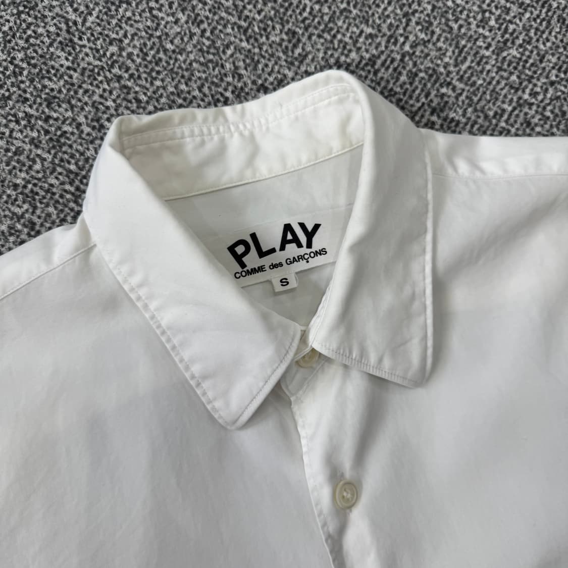 꼼데가르송 블랙하트 와펜 화이트 셔츠 상품이미지4