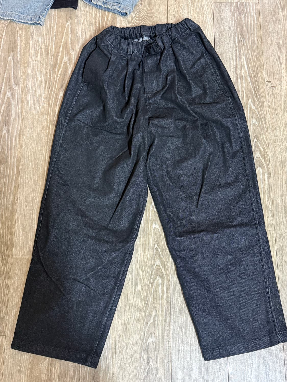 Kappy Two tuck wide denim pants black 상품이미지3