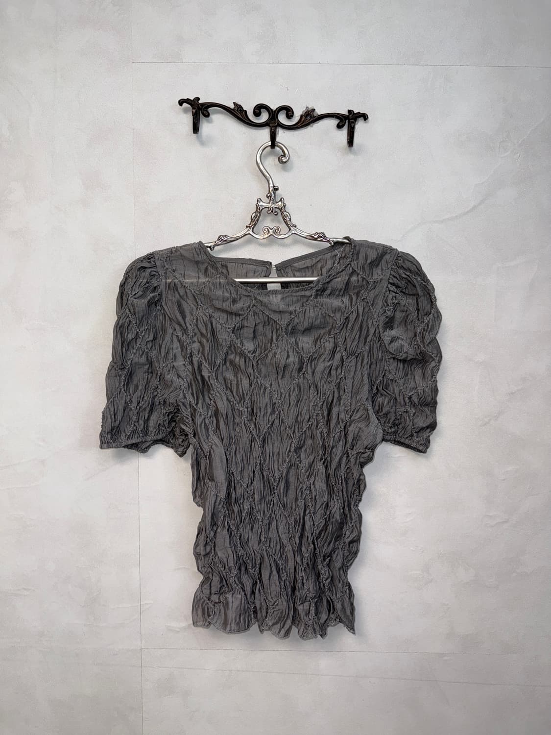 Gray diamond pleats half blouse 상품이미지1