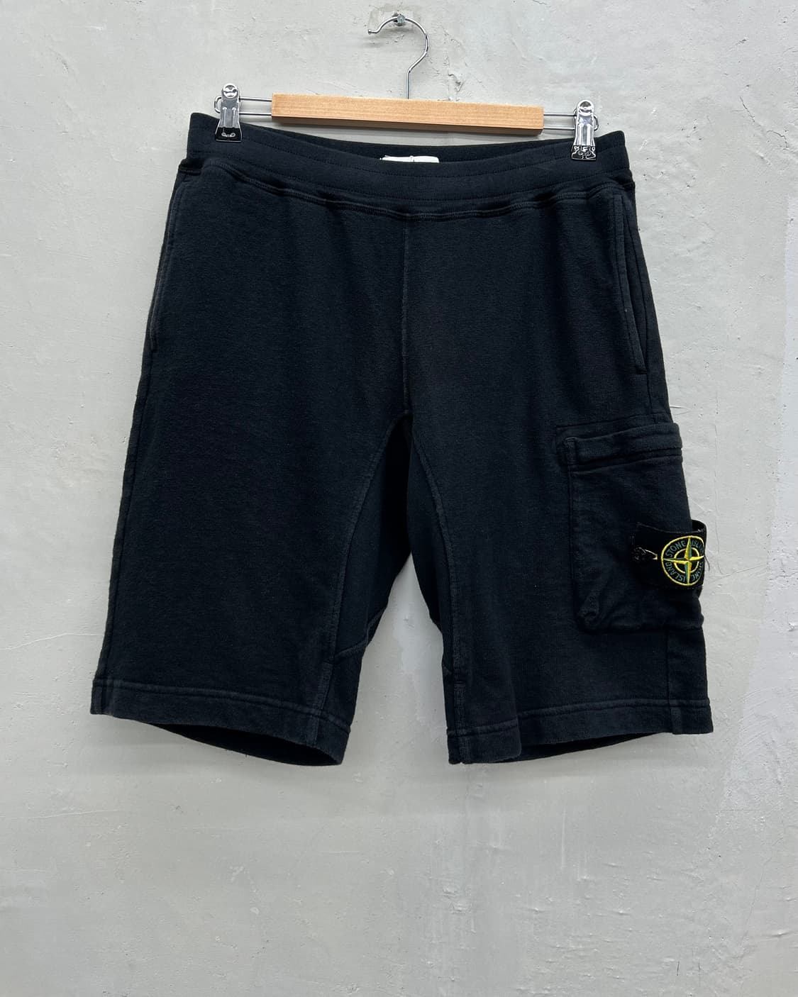 Stone Island 베이직 와펜 스웻 하프 팬츠 블랙 상품이미지1