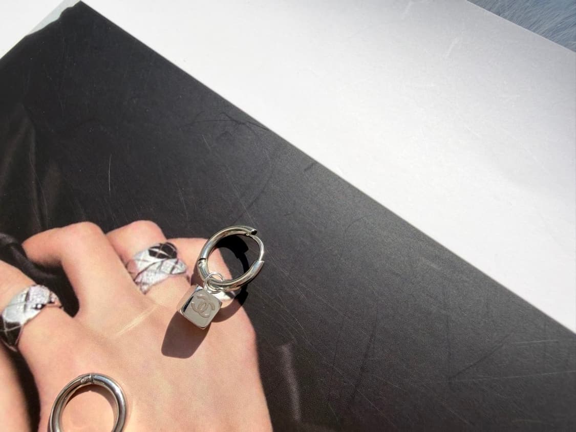 샤넬 링 큐브 이어링 실버 상품이미지5