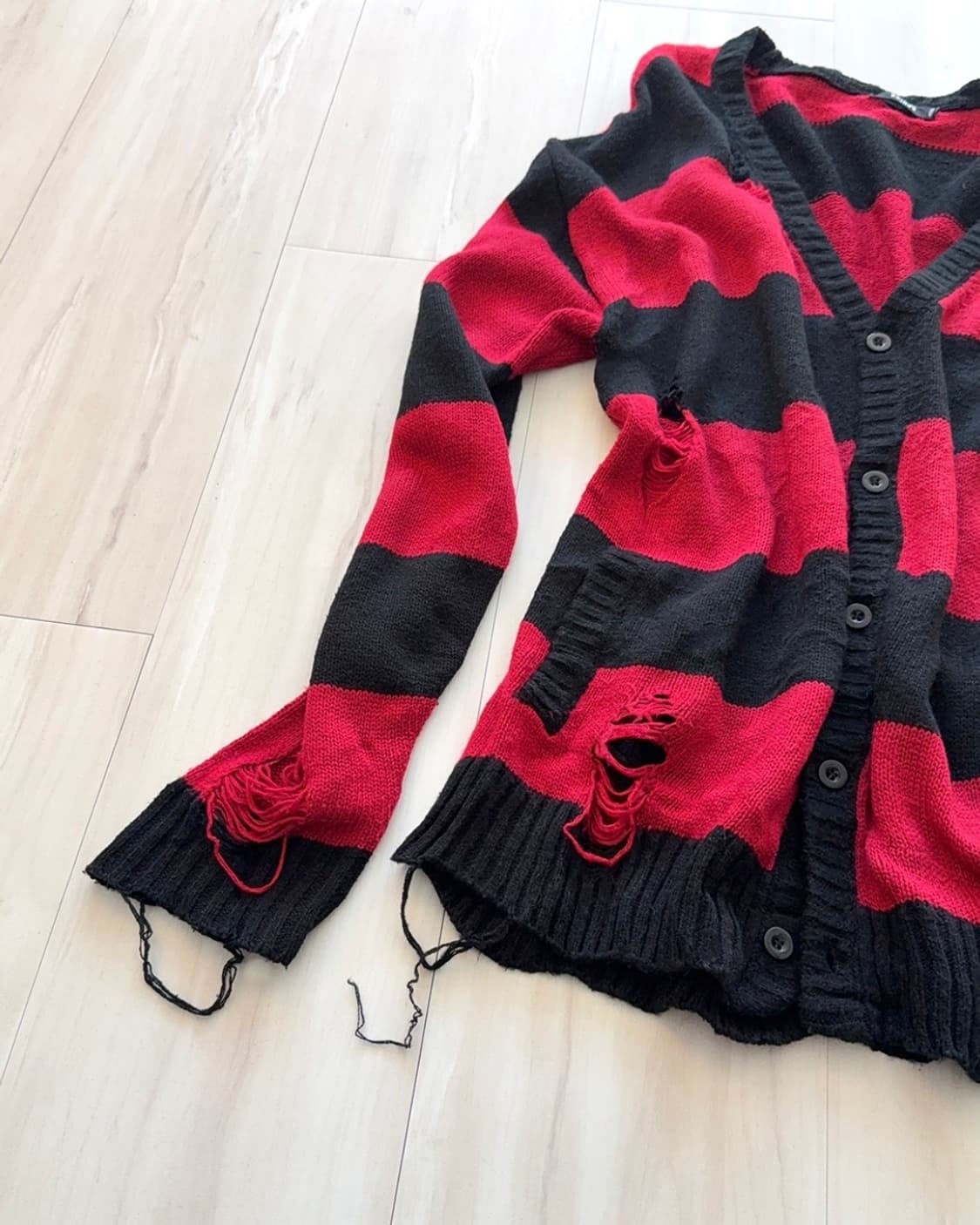 Demage detail black and red stripe cardi 상품이미지4