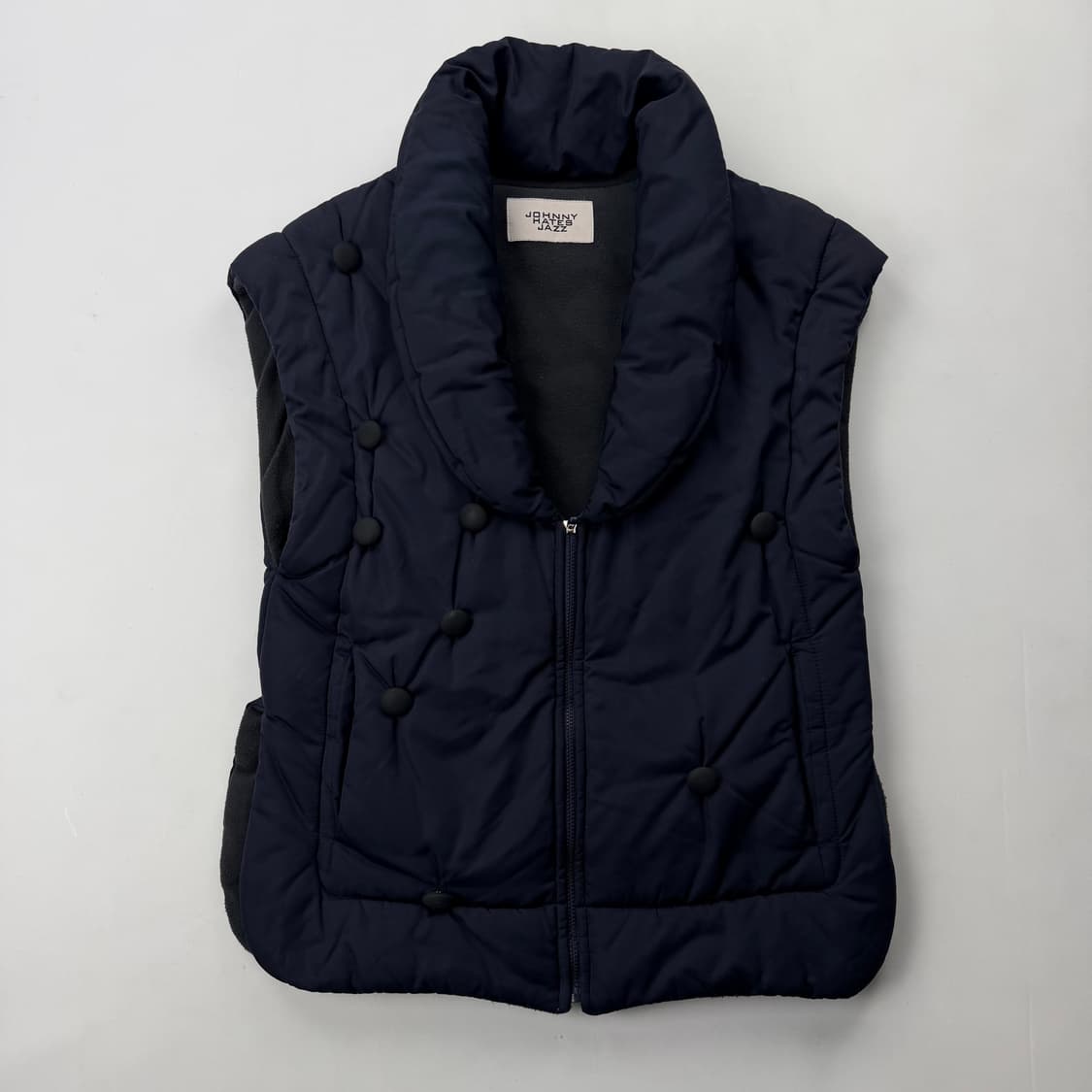 쟈니헤잇재즈 단추 디테일 패딩 베스트 상품이미지1